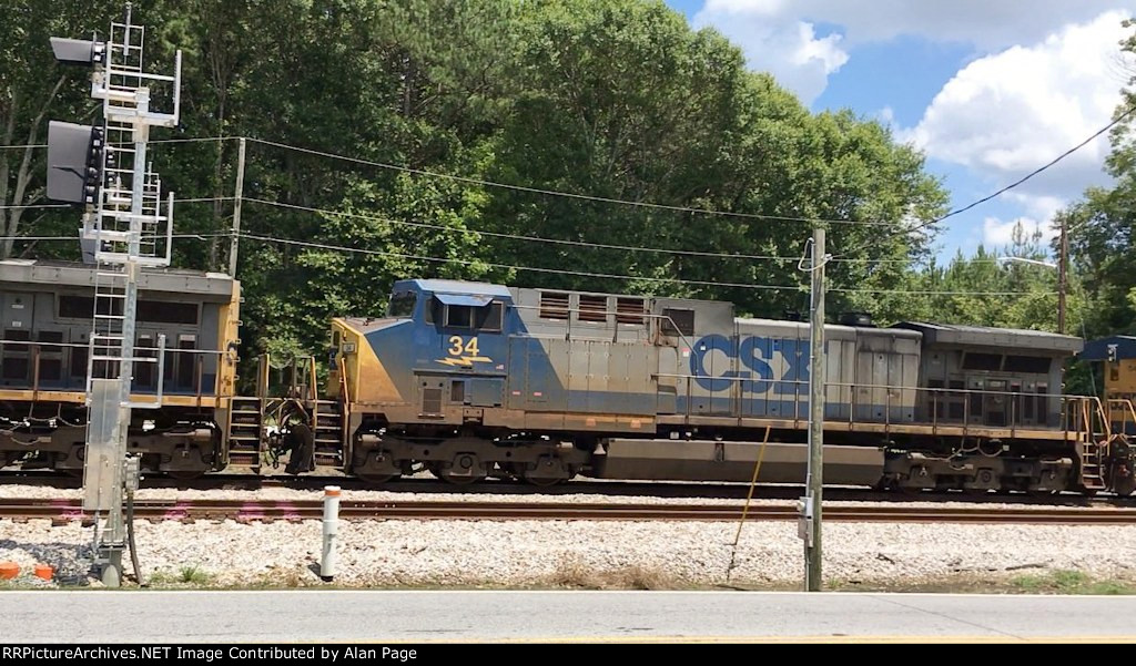 CSX 34 passes the Union City signals